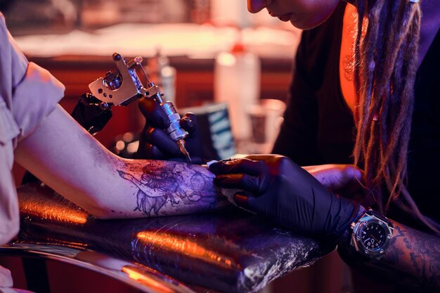 Poradnik dla początkujących – jak przygotować się na pierwszy tatuaż i co oczekiwać
